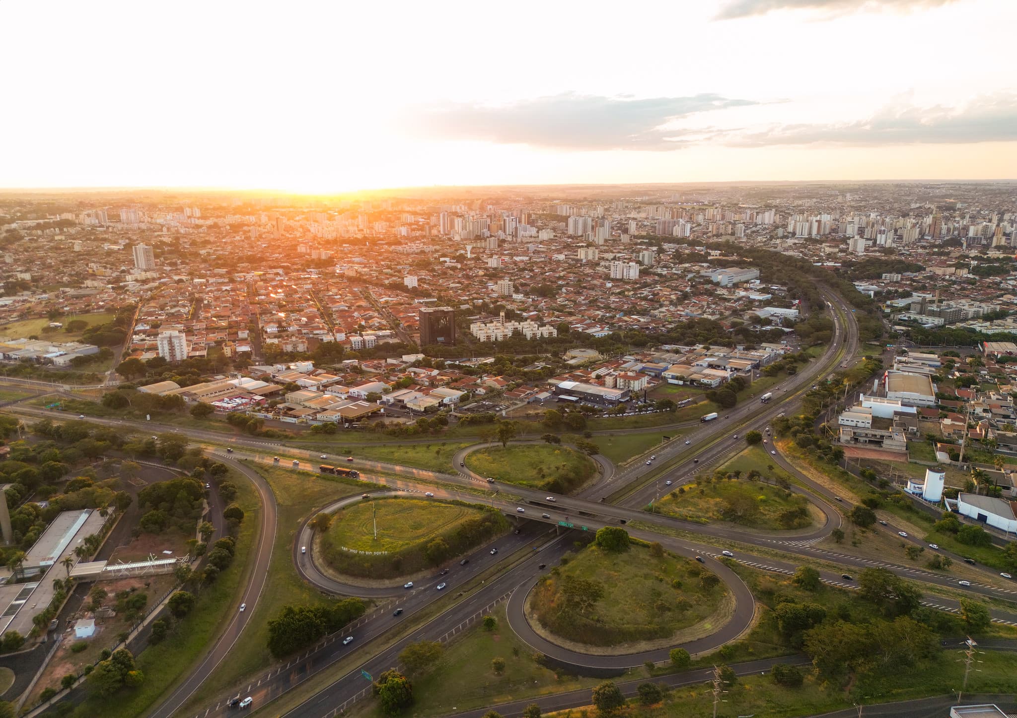 Família brasileira realizando sonho da casa própria